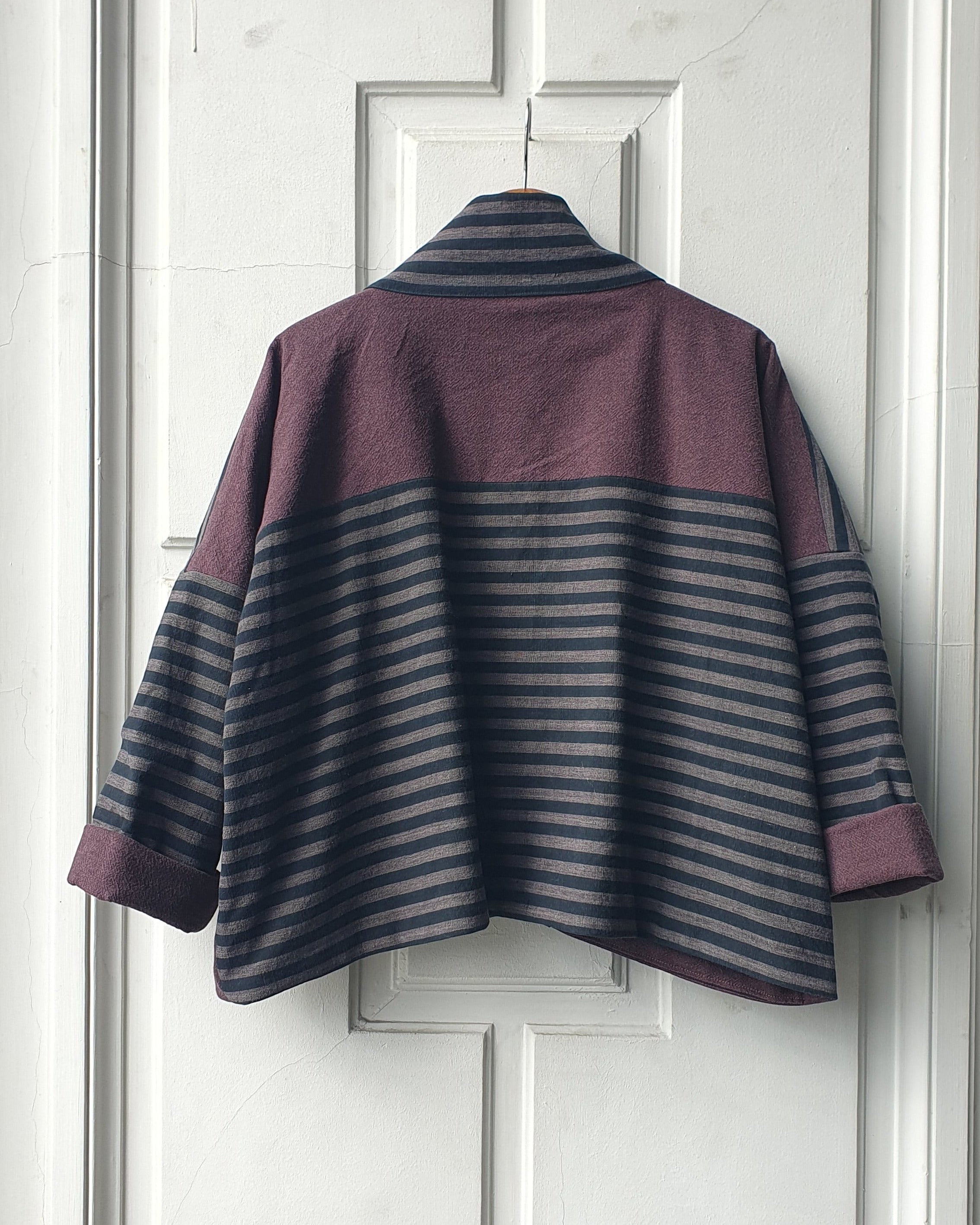 Striped Haori kimono jacket with cotton lining in black and grey stripes and aubergine colors. This jacket has large pockets on the front. Made by Atelier Heimat, handcrafted by Kachiri Faes.