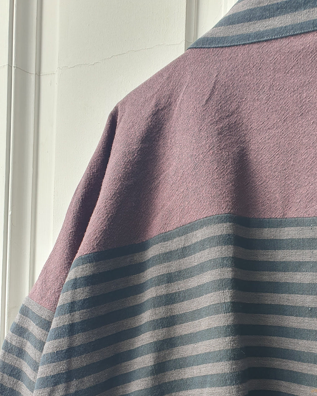 Striped Haori kimono jacket with cotton lining in black and grey stripes and aubergine colors. This jacket has large pockets on the front. Made by Atelier Heimat, handcrafted by Kachiri Faes.